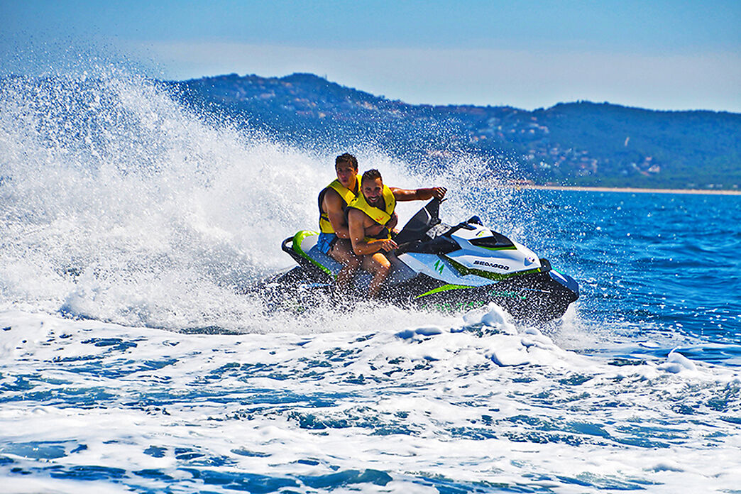 Lloguer de motos d'aigua a la badia de Roses, Costa Brava, Girona